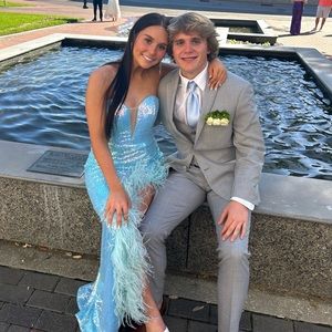 size 2. only worn once built-in bra and a zip up back I am 5’2 and 120 pounds